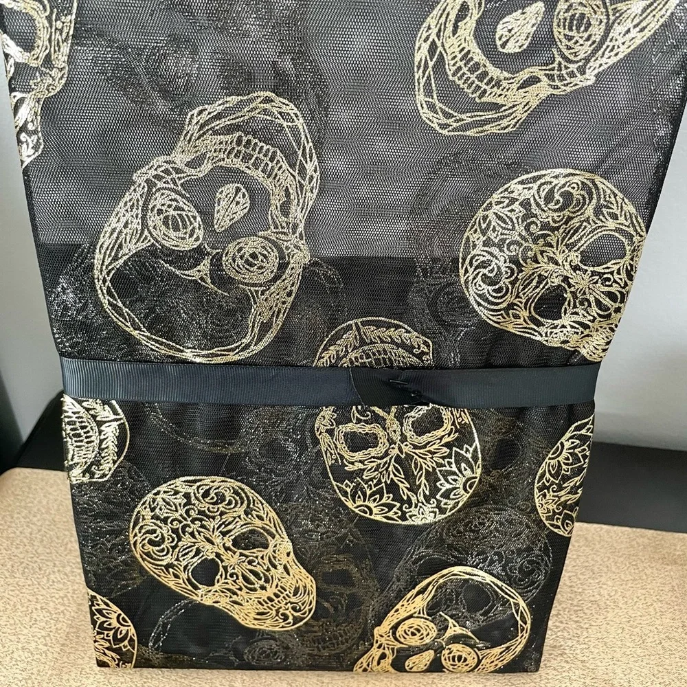 🆕Sheer Gold/Silver Metallic Printed Skulls Reversible Tablecloth